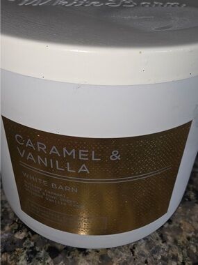 White Barn Caramel & Vanilla Candle - White and Gold